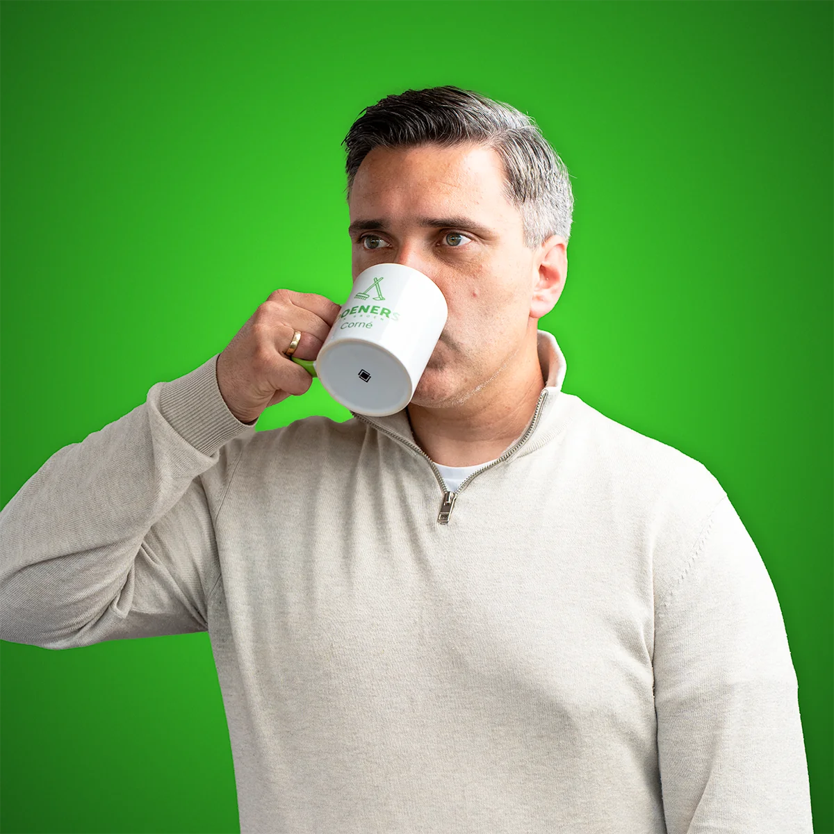 Corné met een mok koffie