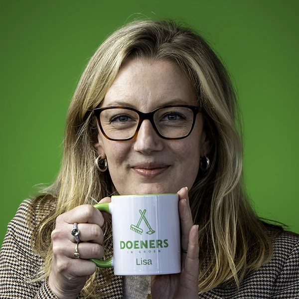 Lisa met een mok koffie