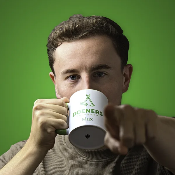 Max met een mok koffie