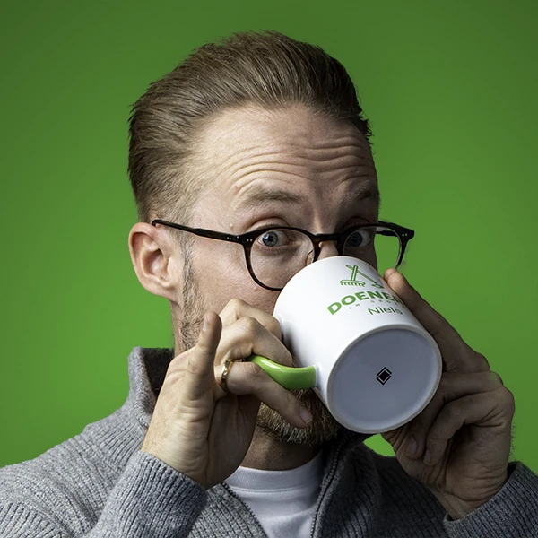 Niels met een mok koffie