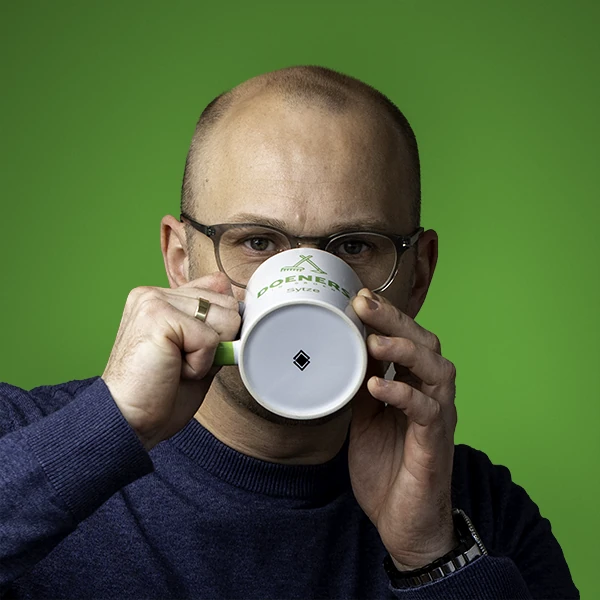 Sytze met een mok koffie
